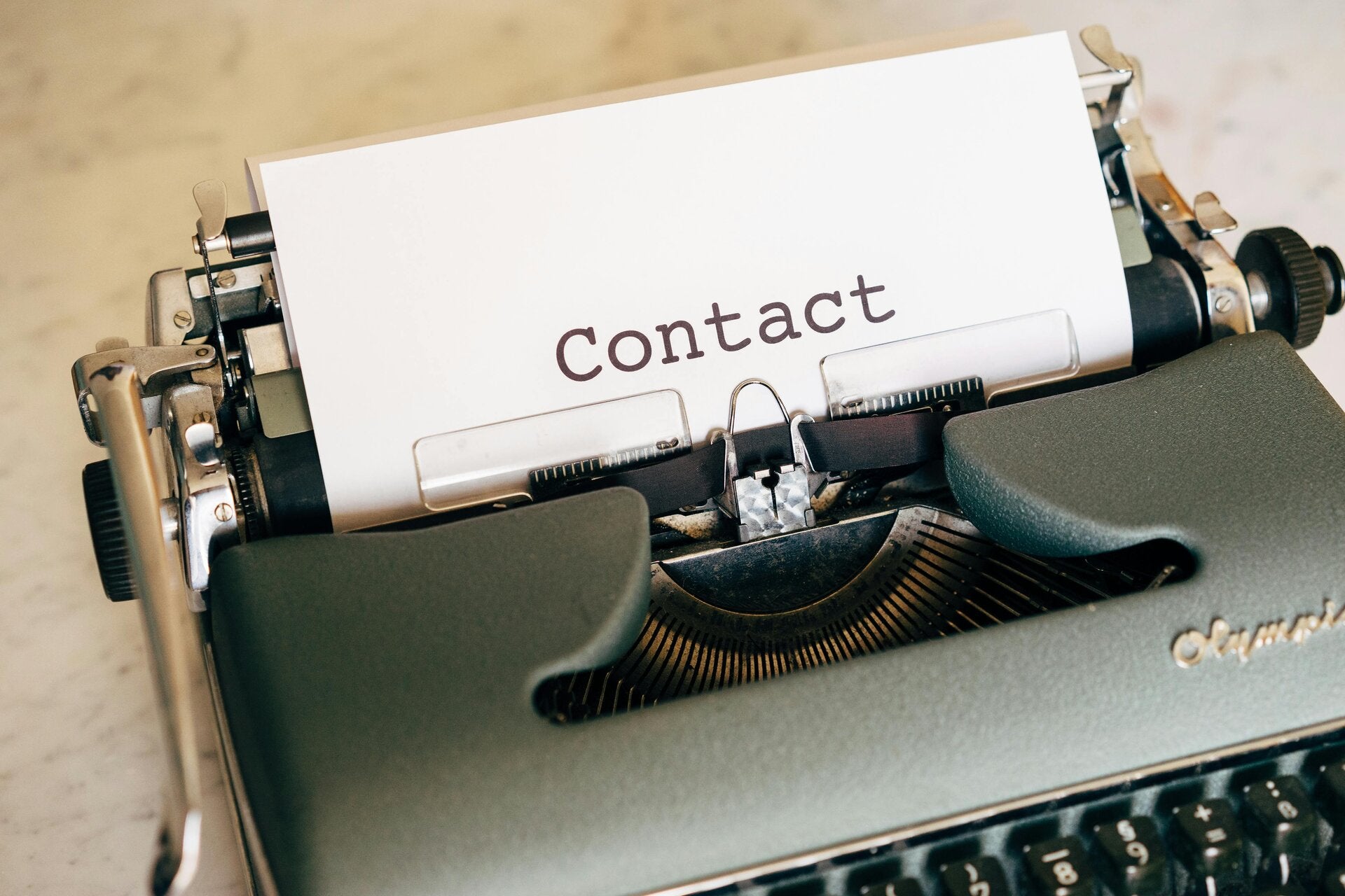 Oude typemachine met het woord Contact op het papier