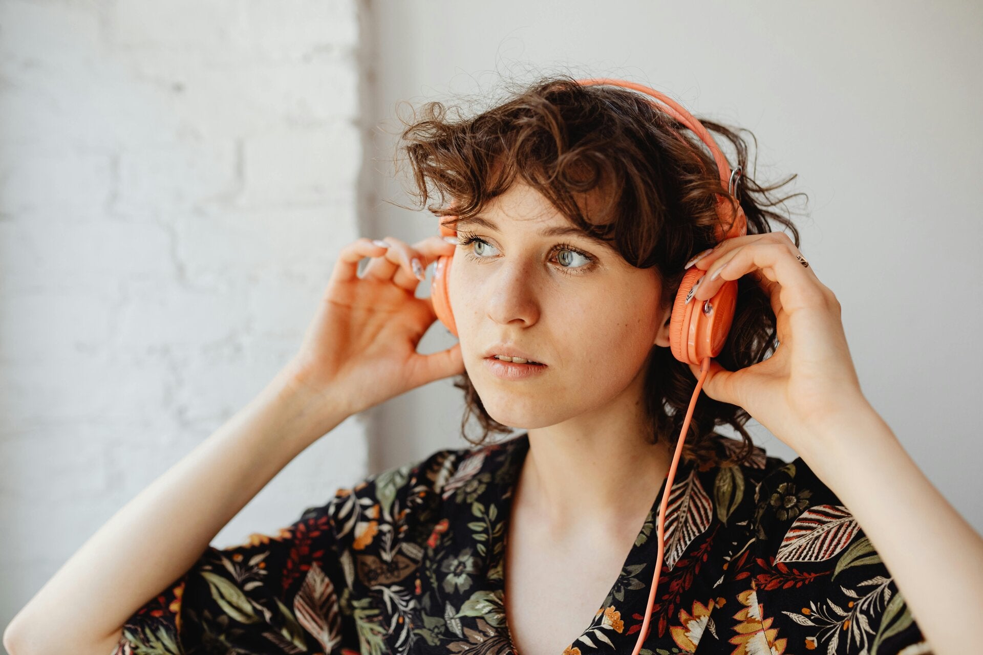 Vrouw met koptelefoon die aandachtig luistert